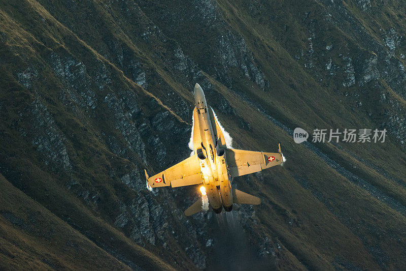 F/A18喷气式战斗机在山上飞行